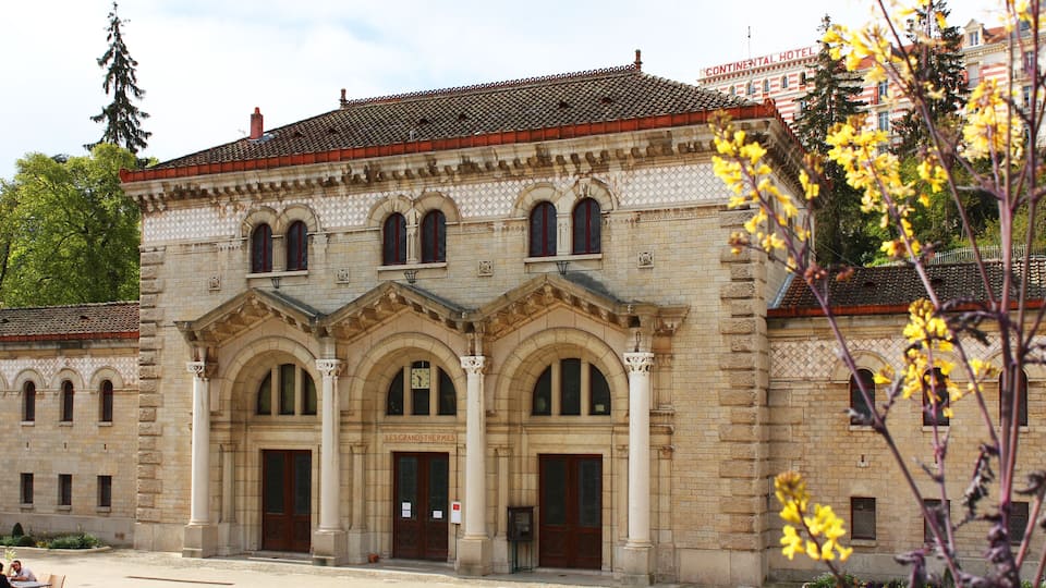 A historic building with arched windows and columns, labeled "LES GRANDES THAMES."
