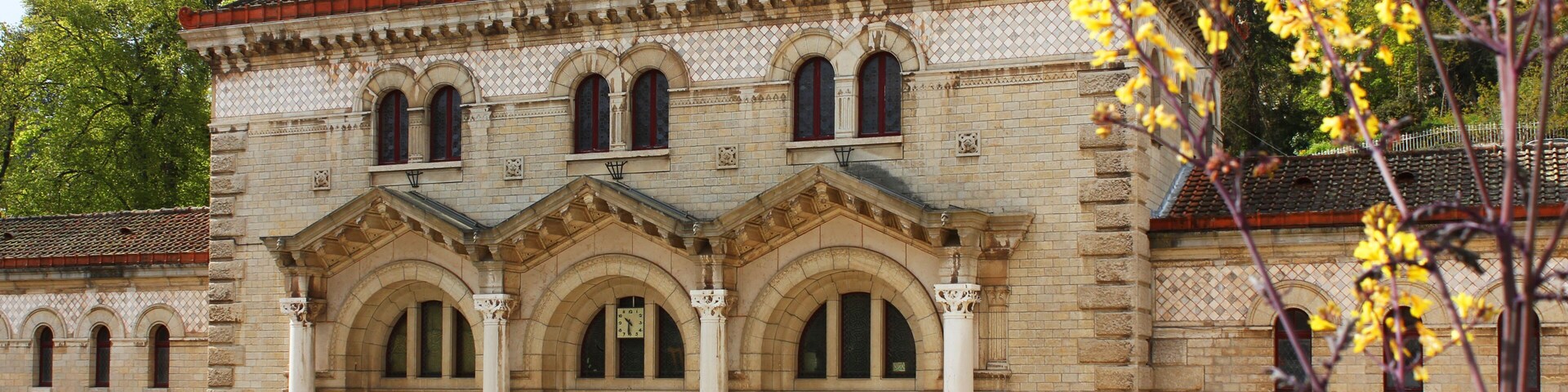 A historic building with arched windows and columns, labeled "LES GRANDES THAMES."