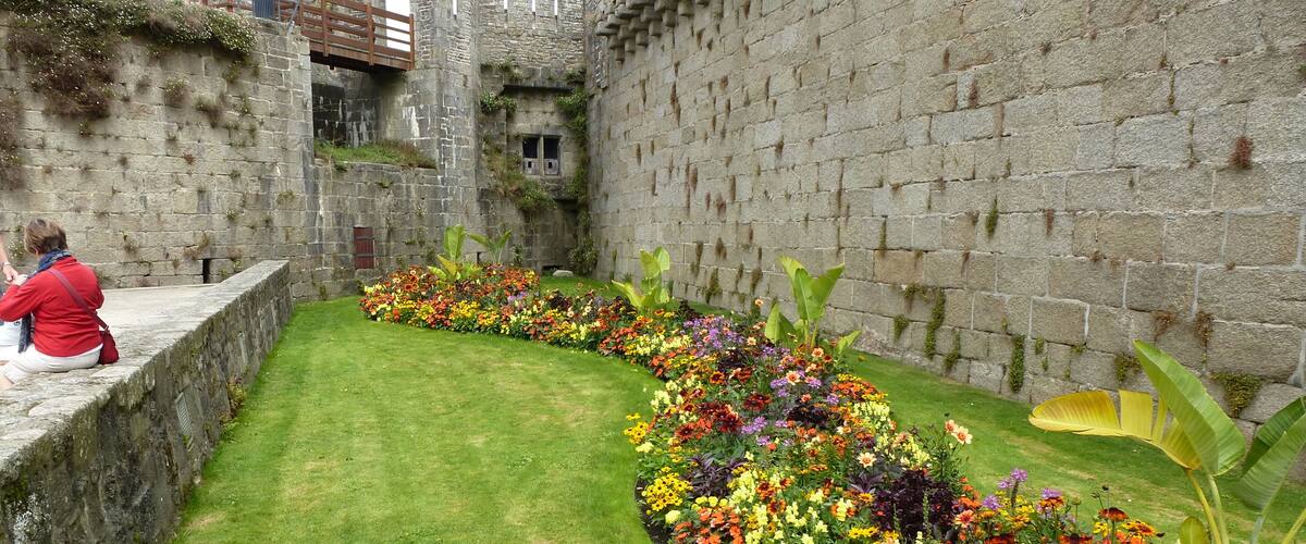 concarneau , les jardins des remparts