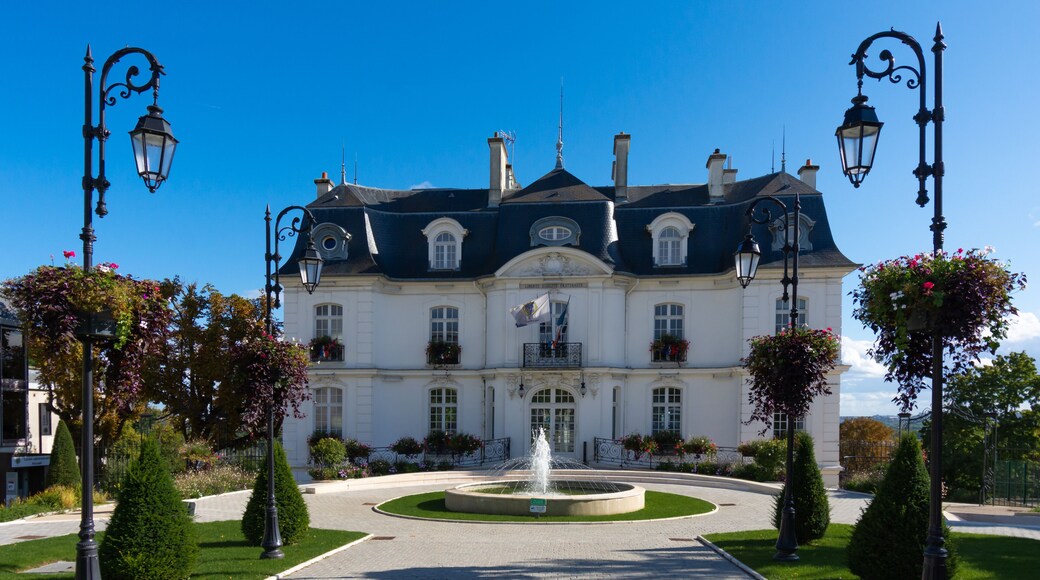 Vue extérieure de l'hôtel de ville d'Athis-Mons, commune française de la banlieue sud de Paris située dans le département de l'Essonne, en région Île-de-France