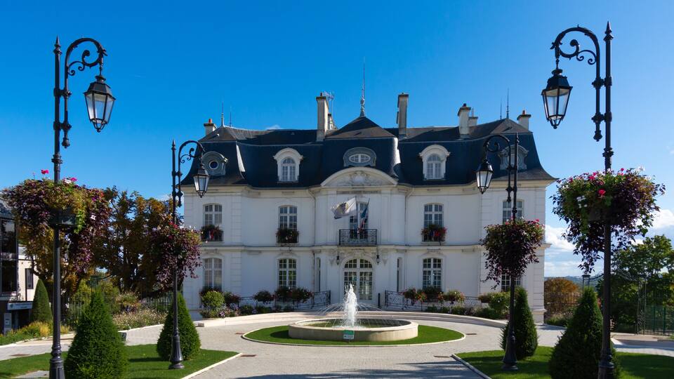 Vue extérieure de l'hôtel de ville d'Athis-Mons, commune française de la banlieue sud de Paris située dans le département de l'Essonne, en région Île-de-France