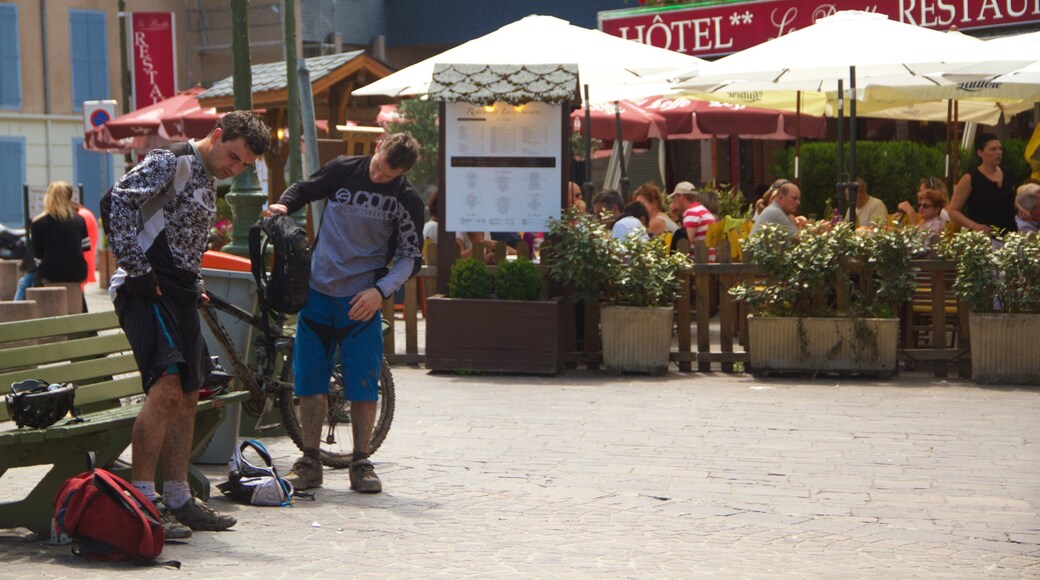 Ax-les-Thermes aussi bien que petit groupe de personnes