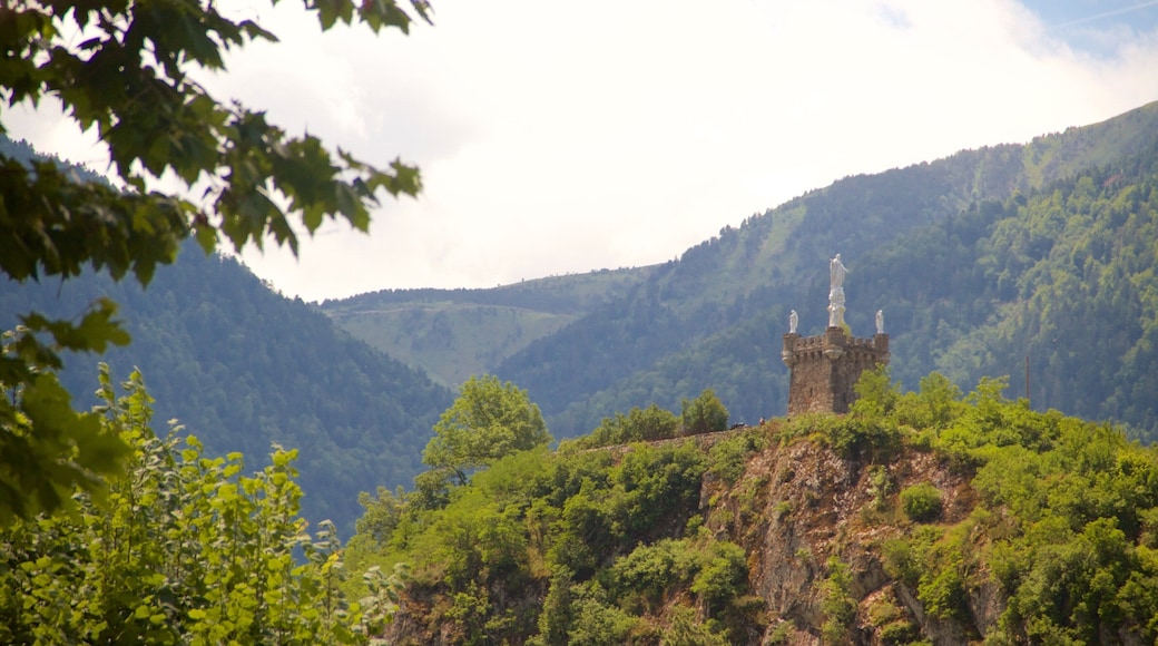 Ax-les-Thermes showing a gorge or canyon and forests