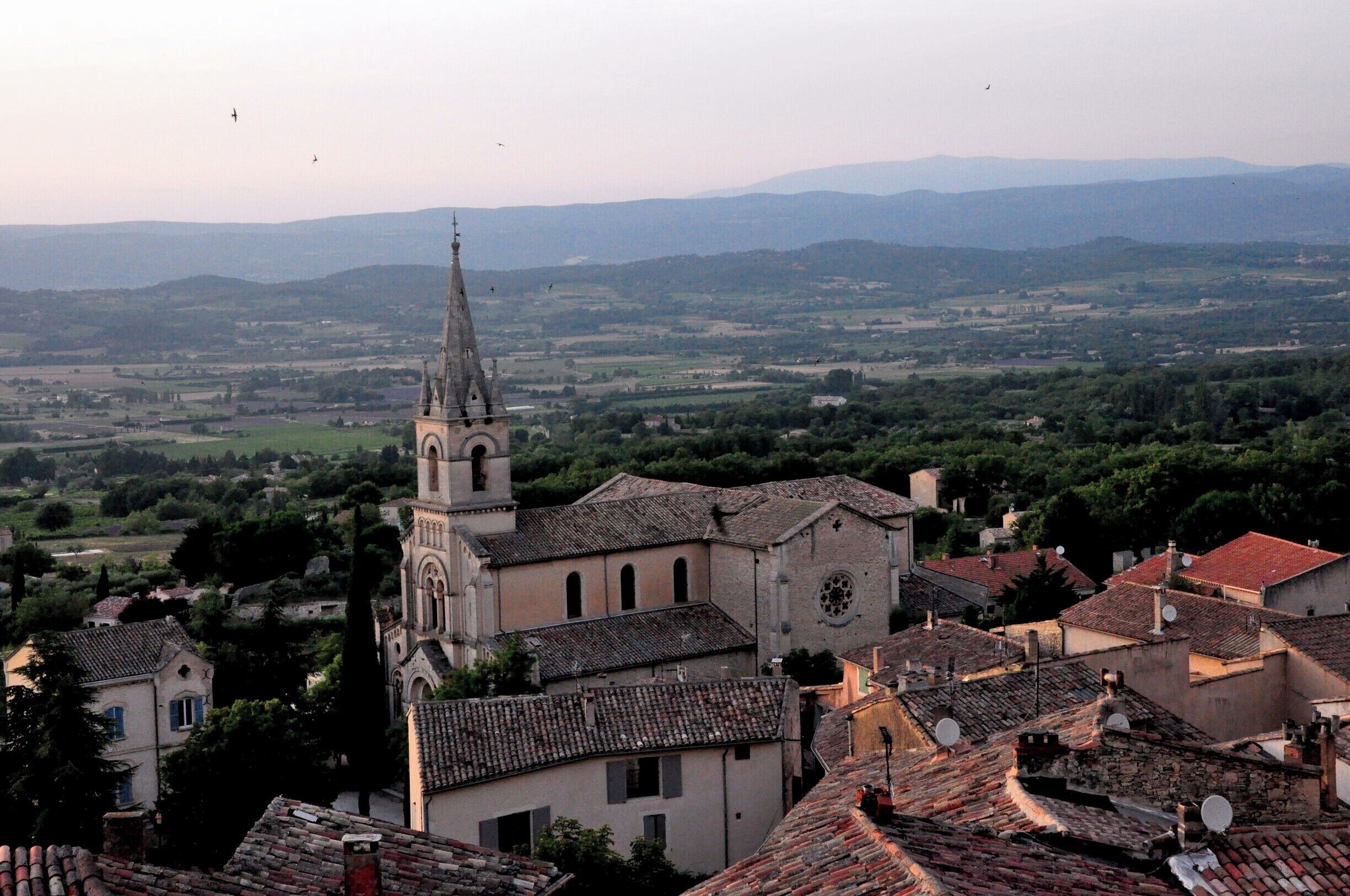 Bonnieux is unpretentious and not touristy, but has some fantastic sites and vistas worth looking at.