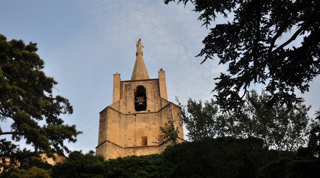 Bonnieux is unpretentious and not touristy, but has some fantastic sites and vistas worth looking at.
