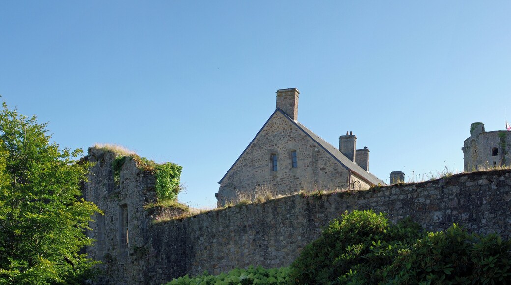 Bricquebec-en-Cotentin (Manche). Le château médiéval de Bricquebec. La courtine est. Vue de l'extérieur du fort.