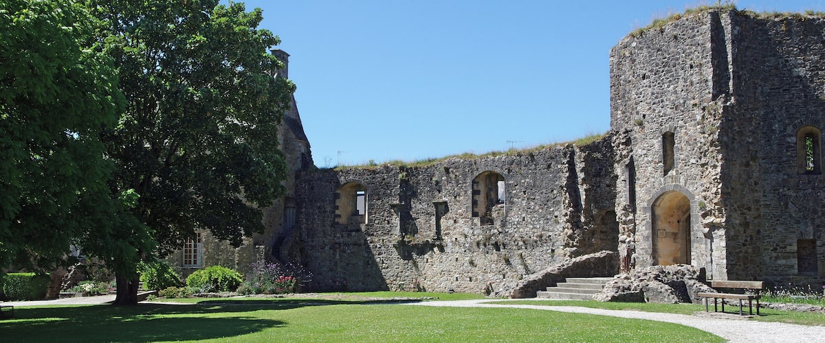 Bricquebec-en-Cotentin (Manche). Le château médiéval de Bricquebec. La porte Nord. Large de 2,50 m et haute de 4 m, elle est encadrées par deux tours sur l'extérieur.