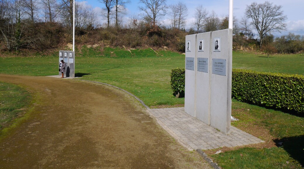 Quelques stèles en hommage aux fusillés.