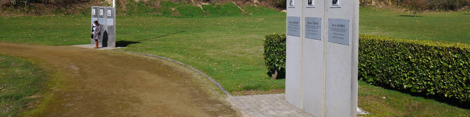 Quelques stèles en hommage aux fusillés.