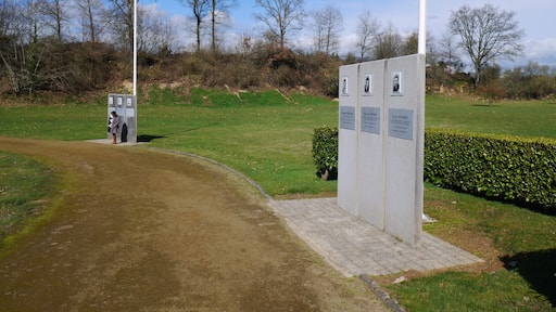 Quelques stèles en hommage aux fusillés.