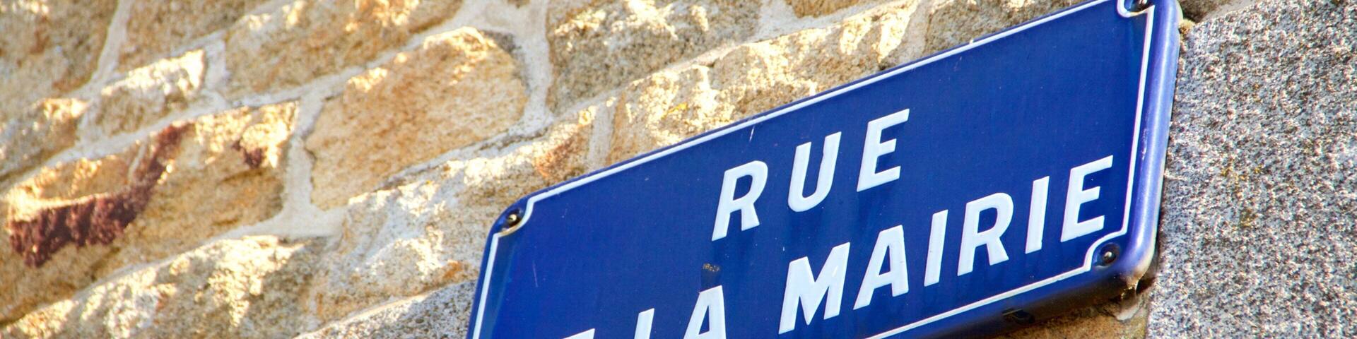 Combourg showing signage