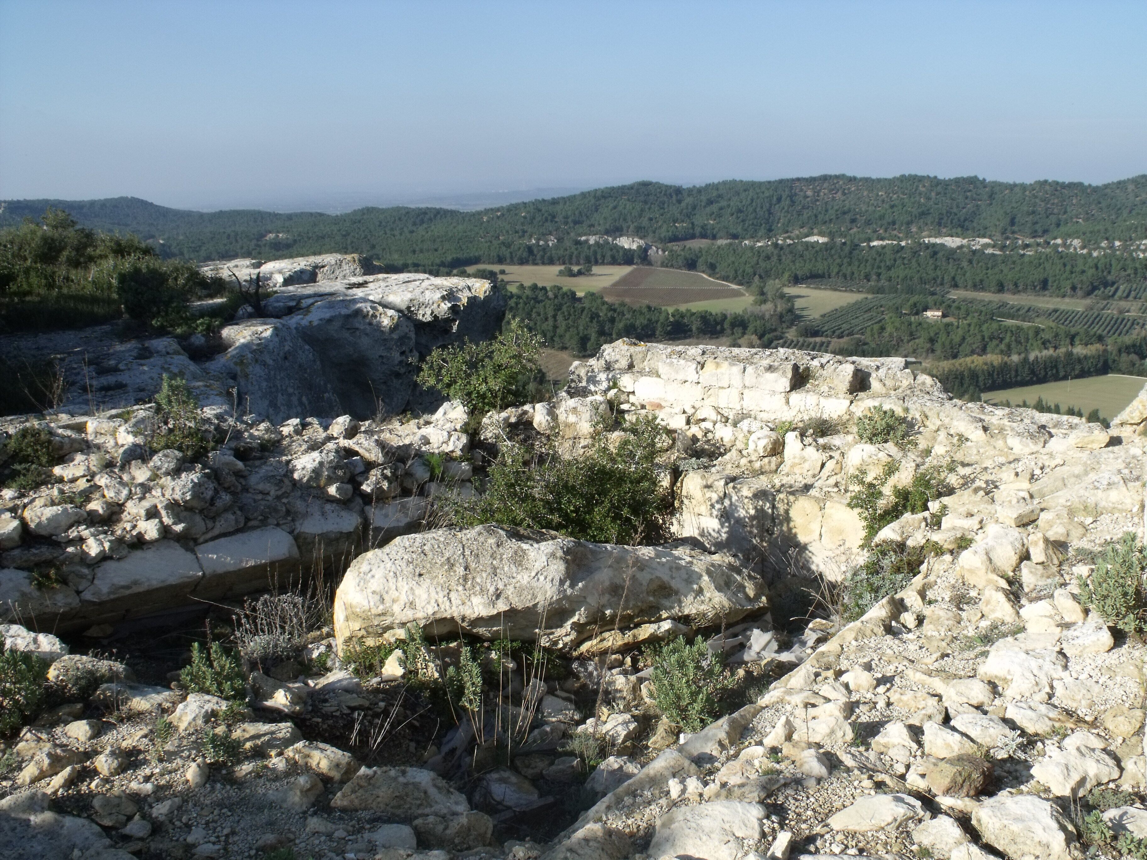 Castrum de Montpaon (commune de Fontvieille, dans les Bouches-du-Rhône). Vue sur le vallon du Mas-d'Auge.