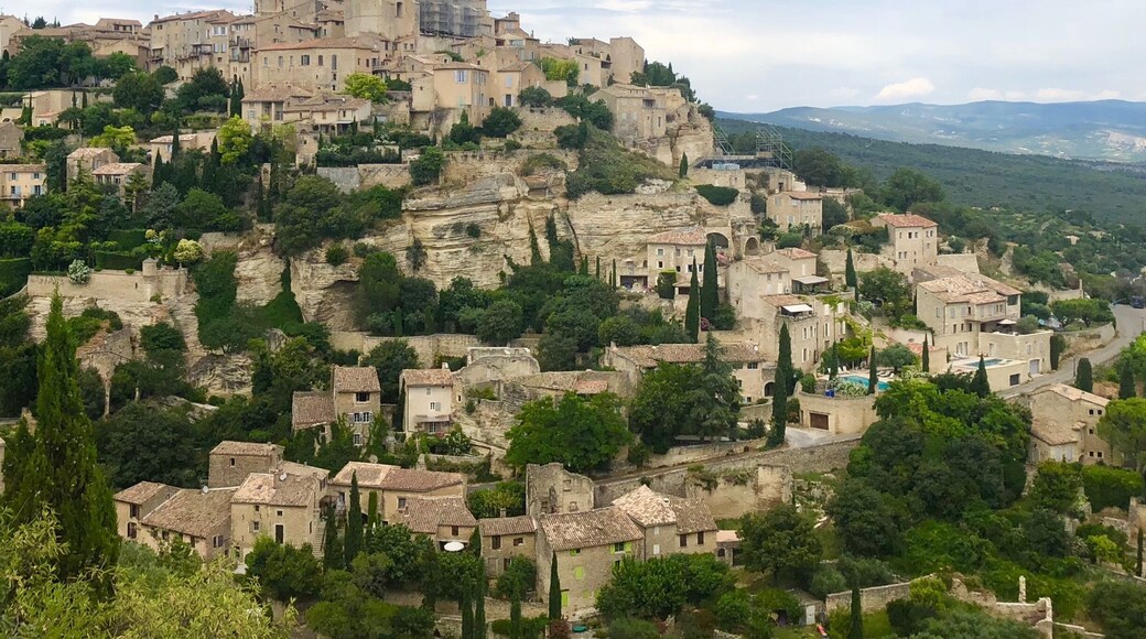 Beautiful Gordes in L’occitane, south of France. Driving in from Roussillon, we came across this spectacular viewpoint of Gordes.
#TroveonTuesday