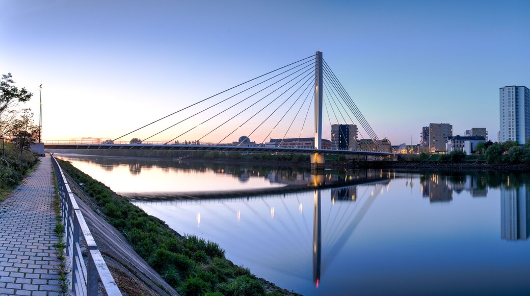 nouveau pont du centre-ville de Nantes sur le fleuve de la Loire avec lever du soleil