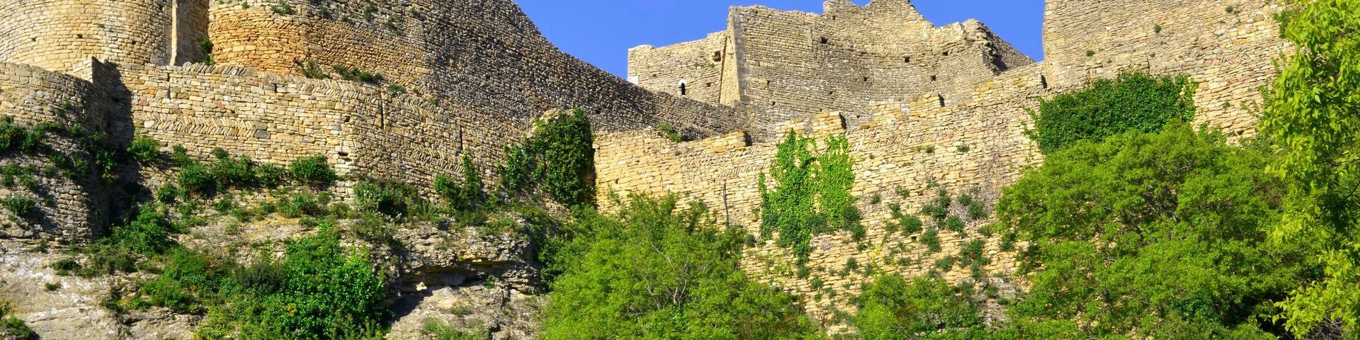 Panoramique forteresse de Mornas (84550), département du Vaucluse en région Provence-Alpes-Côte d'Azur, France