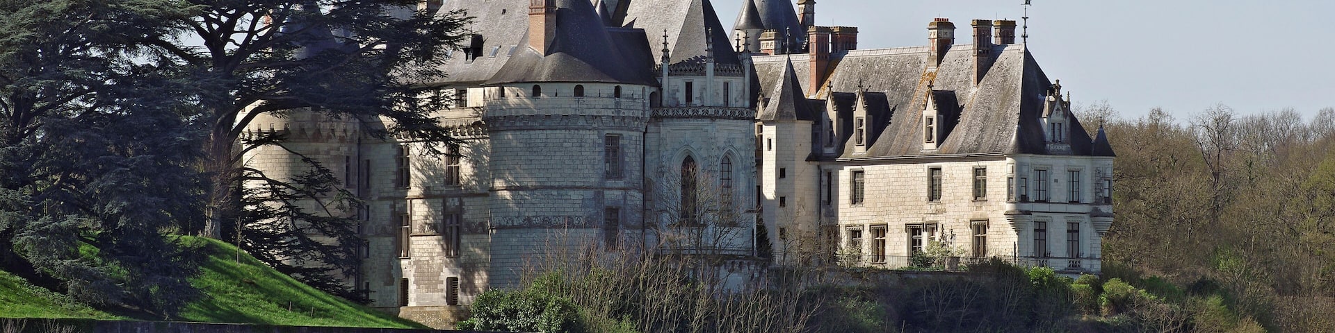 Eudes Ier, comte de Blois fit construire une forteresse à Chaumont pour protéger la ville de Blois des comtes d'Anjou. La forteresse d'origine fut brûlée et rasée par Louis XI en 1455, pour punir Pierre d'Ambroise de s'être révolté contre le pouvoir royal. Jacques Donatien le Ray, fils d’un gros bourgeois de Nantes achète le château en 1750. Il y donnait des fêtes populaires, ce qui préserva le château lors de la Révolution de 1789. Il reçoit Benjamin Franklin, Jean-Jacques Rousseau. Son fils, part pour le Nouveau Monde pour y fonder une colonie dans l'Ohio, du nom de Chaumont. Eudes I, Count of Blois built a fortress at Chaumont to protect the city of Blois Count of Anjou.The original fortress was burned and razed by Louis XI in 1455 to punish Pierre d'Amboise of having rebelled against the royal power. Jacques Donatien Le Ray, son of a rich bourgeois bought the castle of Nantes in 1750.He gave popular festivals, which preserved the castle during the Revolution of 1789.He received Benjamin Franklin, Jean-Jacques Rousseau.His son, left for the New World to establish a colony in Ohio, named