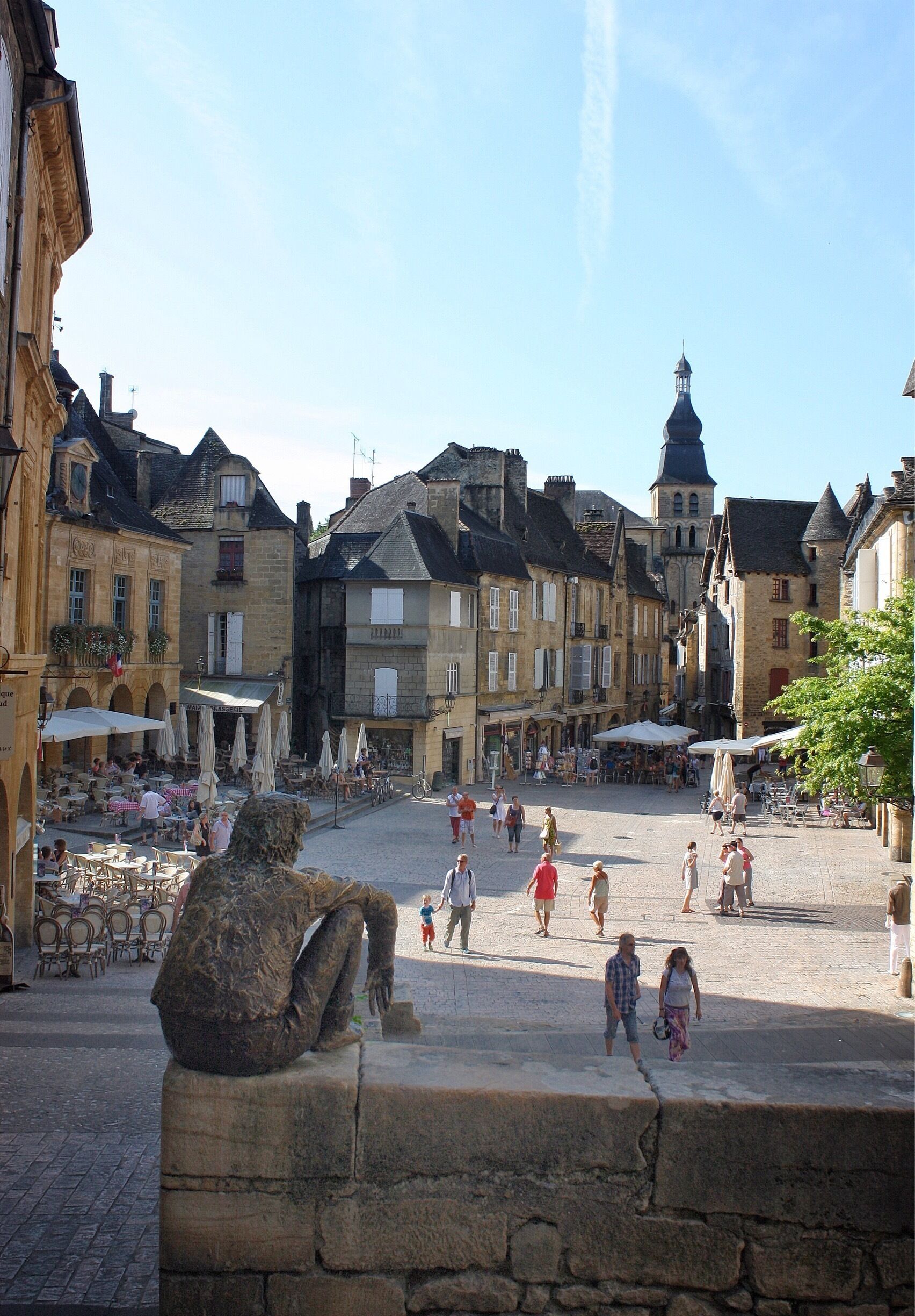 It's an Area where you can practice  the canoe kayak on the " Dordogne river" . Very nice place , there are also  some caves . Old caves very interesting. The Lascaux cave . 