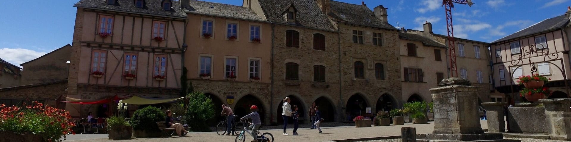 Lovely village with square. On Friday evenings during July and August the square hosts a farmers market where you can purchase local delicacies and eat them at tables in the square. Fabulous atmosphere with music entertainment later in the evening. The town also has a guitar luthier and a fantastic knife shop selling kitchen knives made on the site.