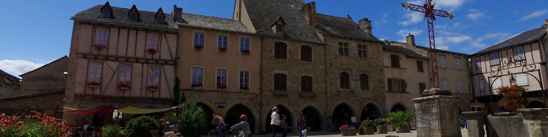 Lovely village with square. On Friday evenings during July and August the square hosts a farmers market where you can purchase local delicacies and eat them at tables in the square. Fabulous atmosphere with music entertainment later in the evening. The town also has a guitar luthier and a fantastic knife shop selling kitchen knives made on the site.