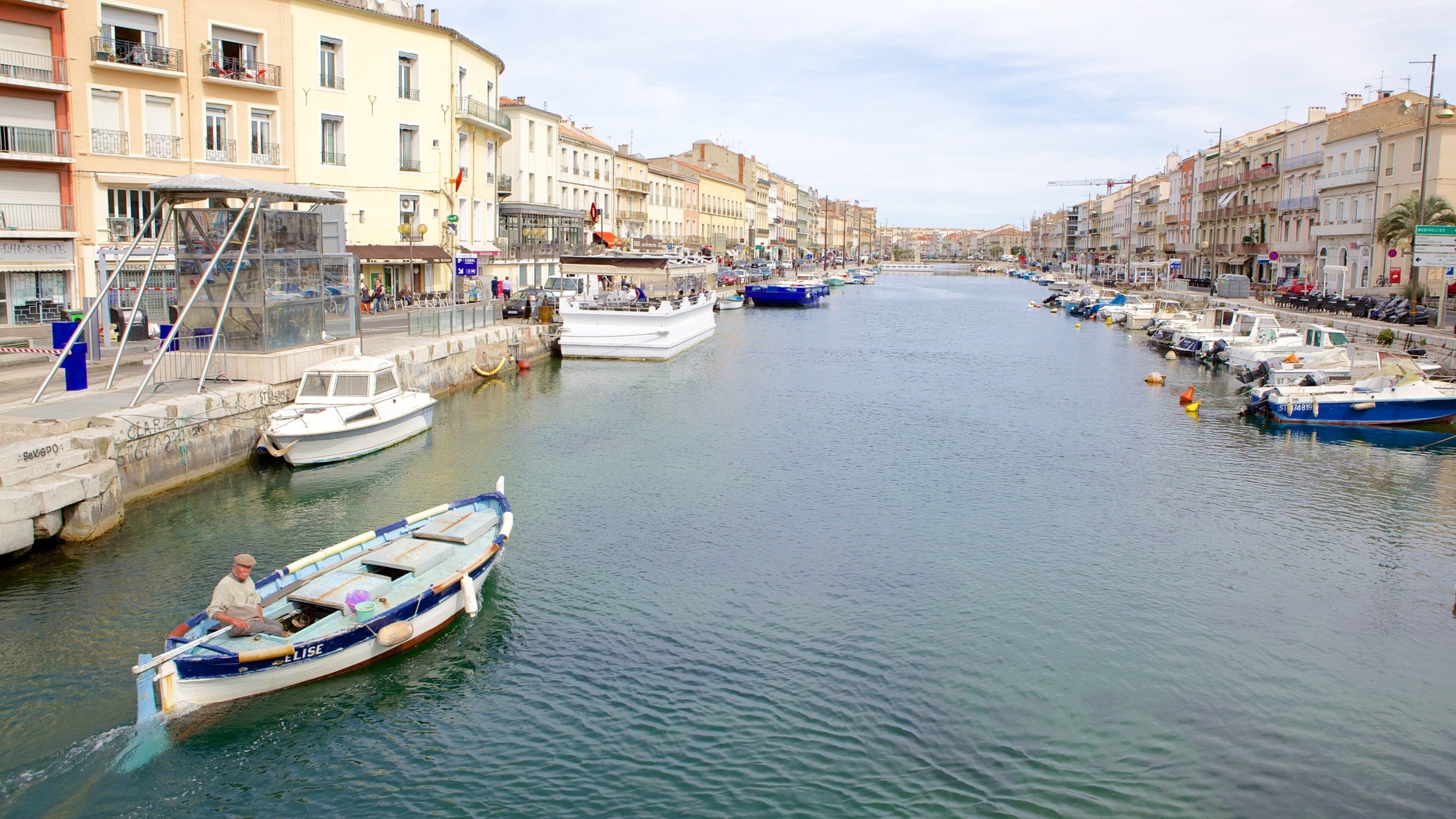 Sete showing a city, boating and a river or creek