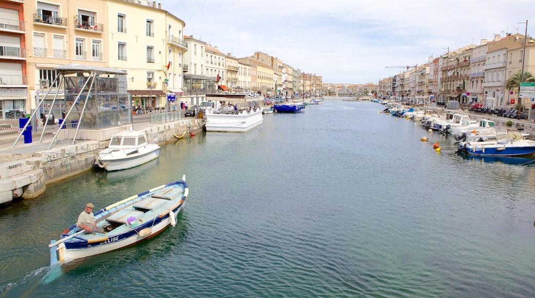 Sete showing a city, boating and a river or creek