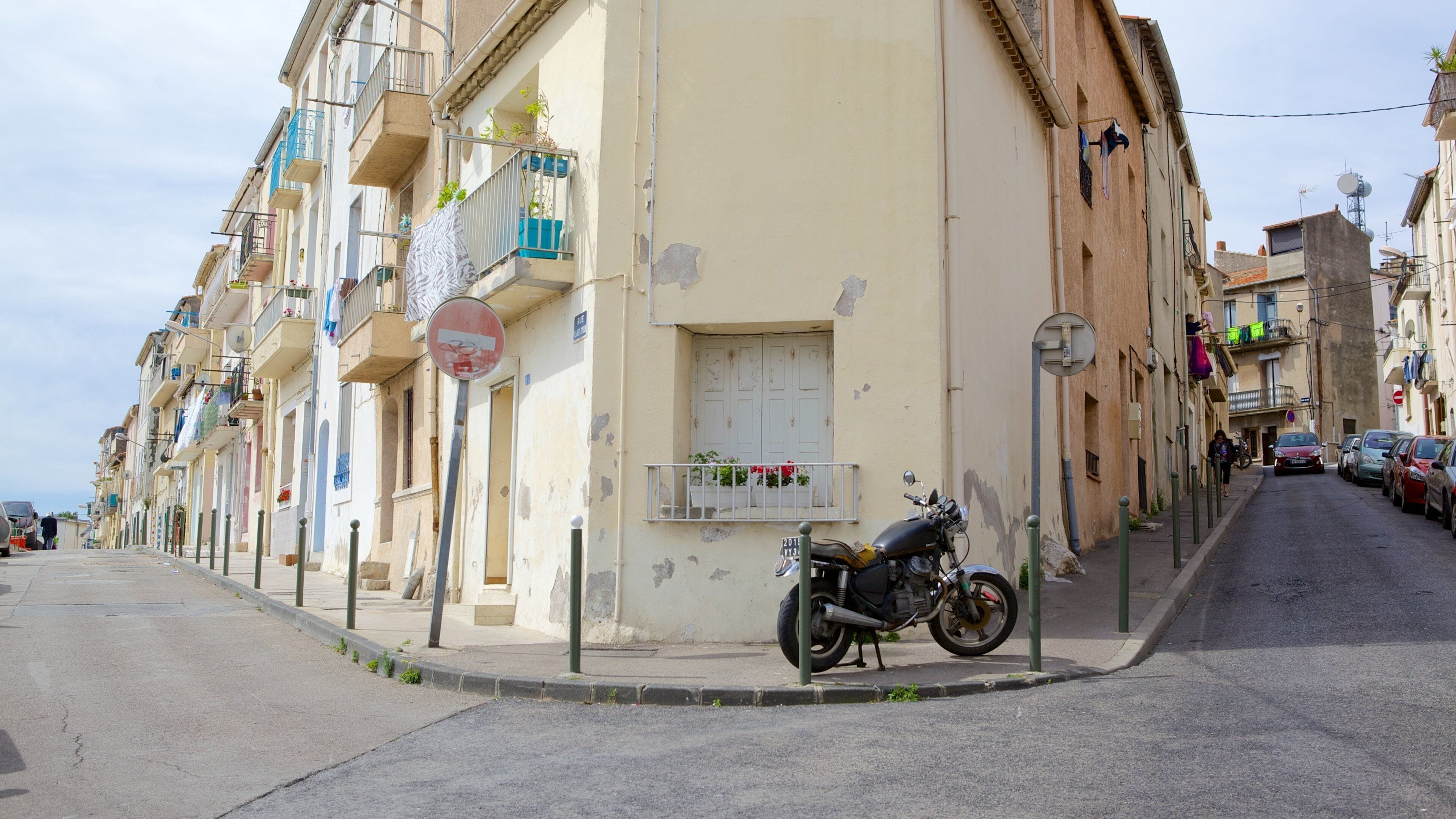 Sete featuring street scenes