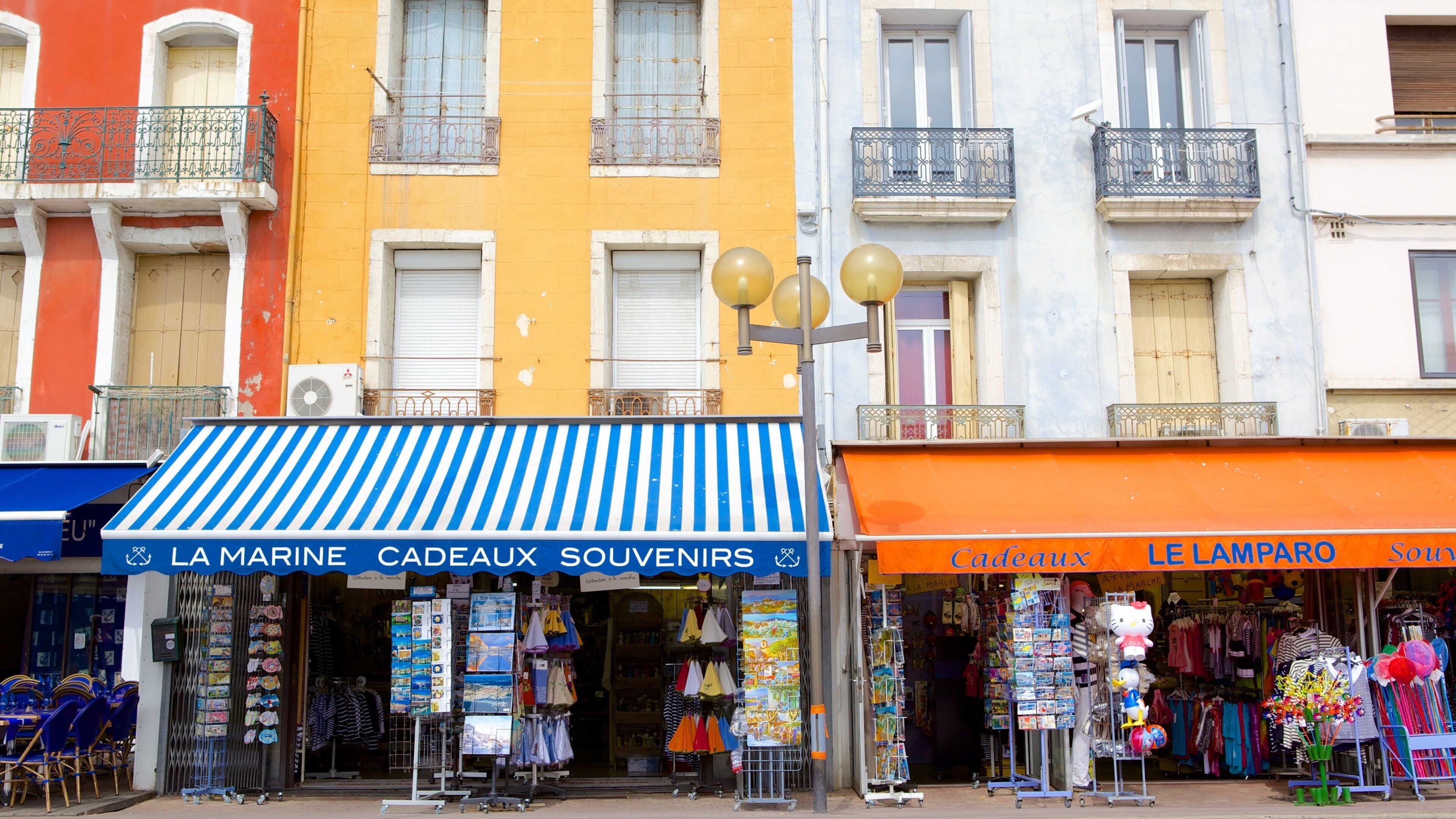 Sète which includes shopping and street scenes