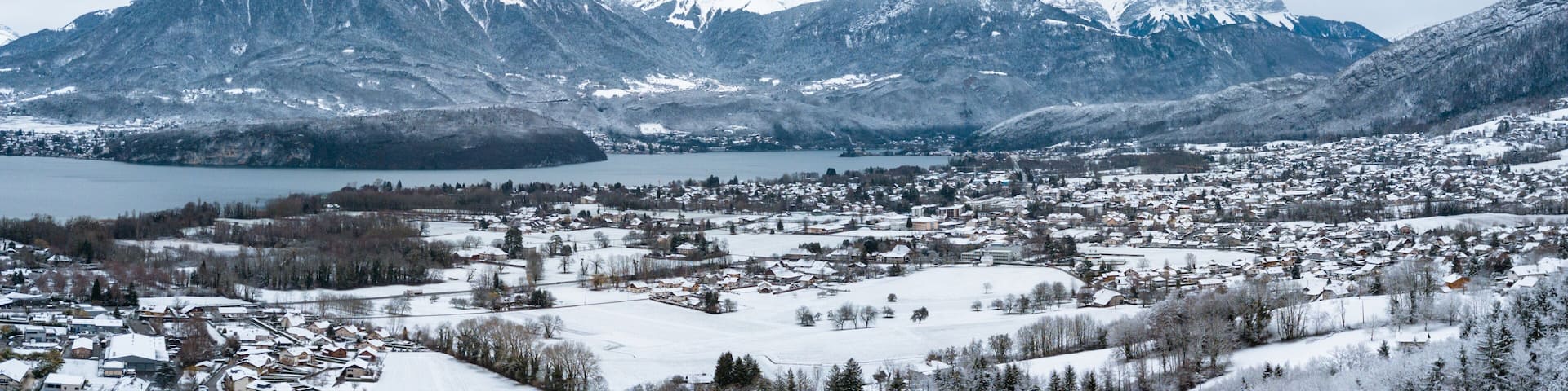 Lake Annecy, Tournette, mountains and snow, sunset photo in Haute-Savoie in winter