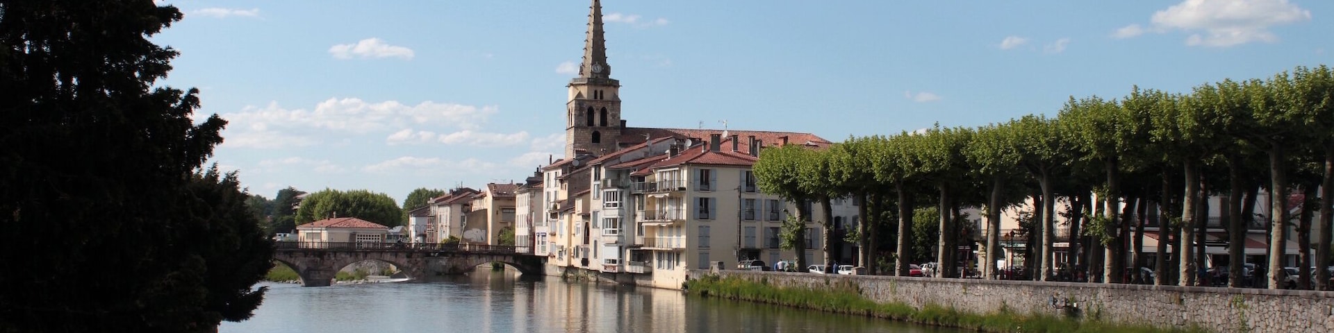 Saint Girons: The church and the river Salat.