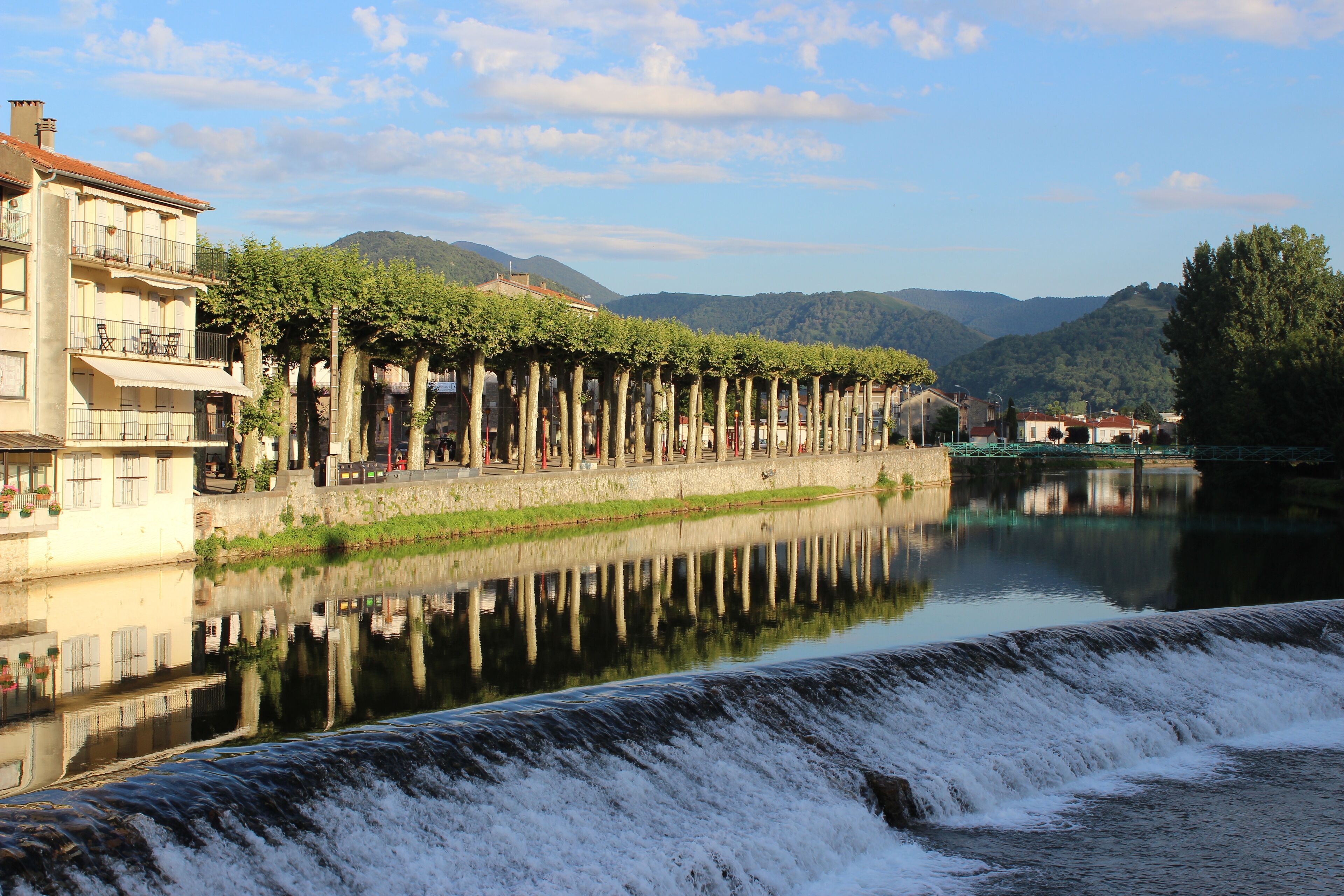 Saint-Girons (Ariège, France) : Le Salat et le Champ de Mars vus depuis le Pont Vieux.