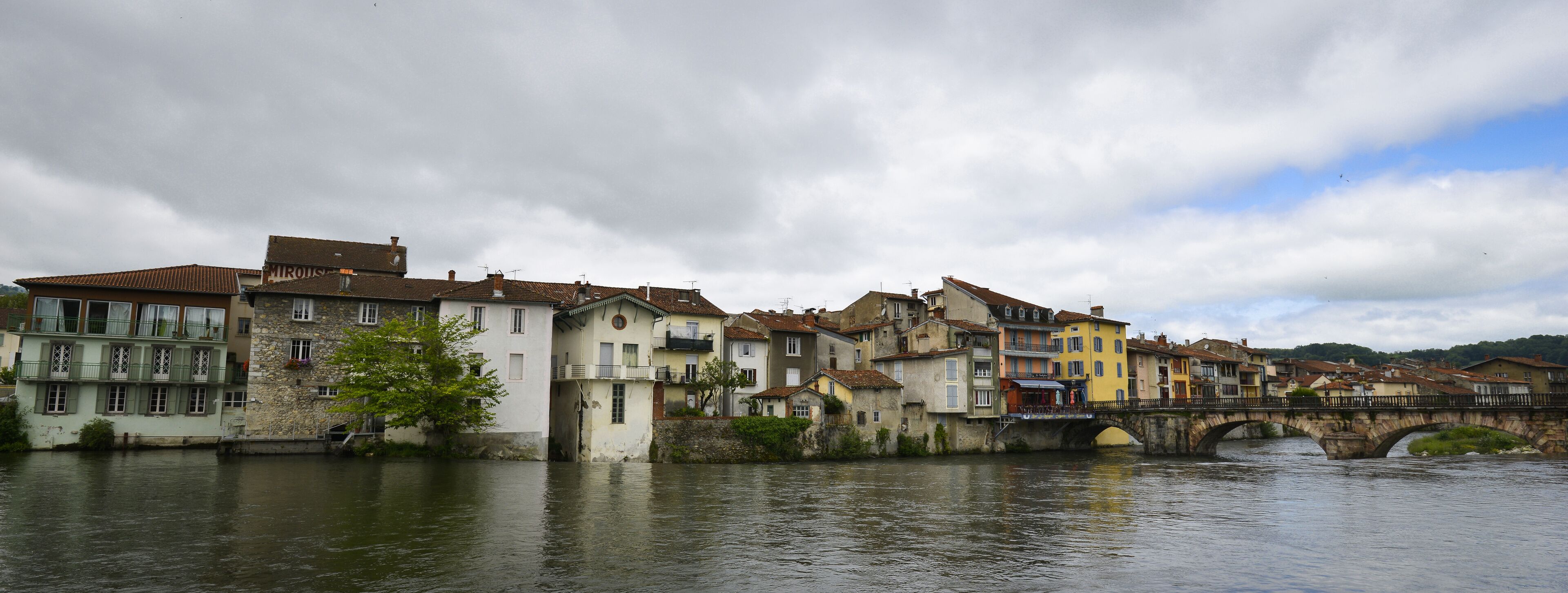 Panorama de la vieille ville de Saint-Girons (Département de l'Ariège, sud-ouest France)