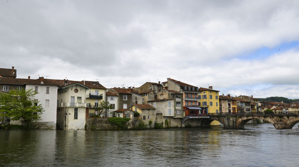 Panorama de la vieille ville de Saint-Girons (Département de l'Ariège, sud-ouest France)