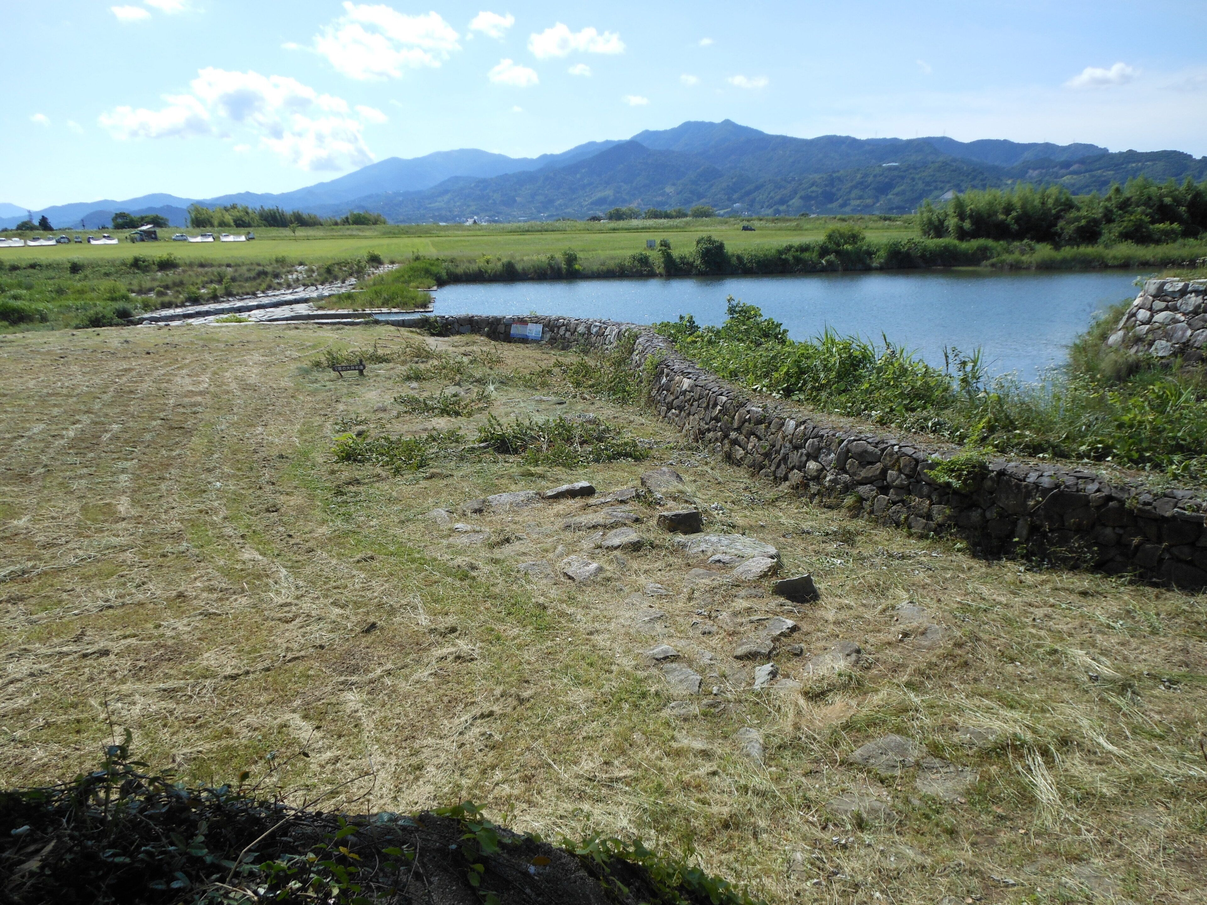 石井樋（嘉瀬川から多布施川への分流施設）の本流堰、大井出堰。