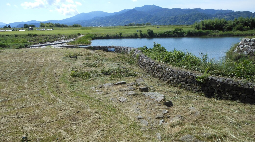 石井樋(嘉瀬川から多布施川への分流施設)の本流堰、大井出堰。