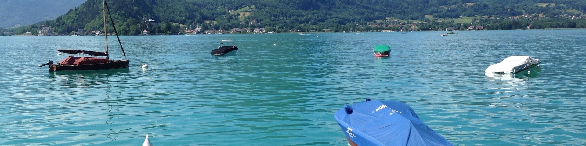 Spend enough time in Annecy to do a full day boat cruise around the lake. We left at 10.30am, stopped off along the way then got back on the next boat after a wonderful lunch by the water. #colorful