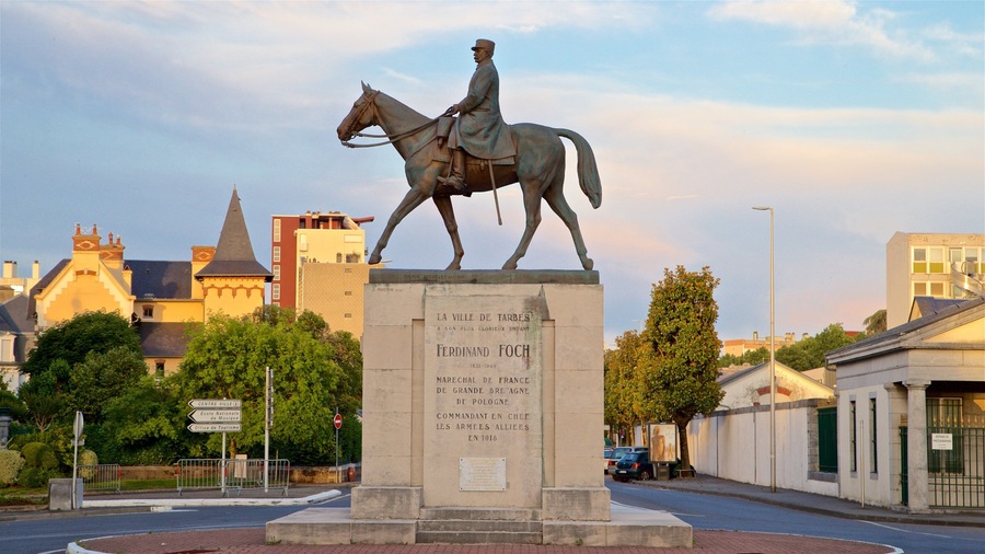 Tarbes mostrando una estatua o escultura y un atardecer