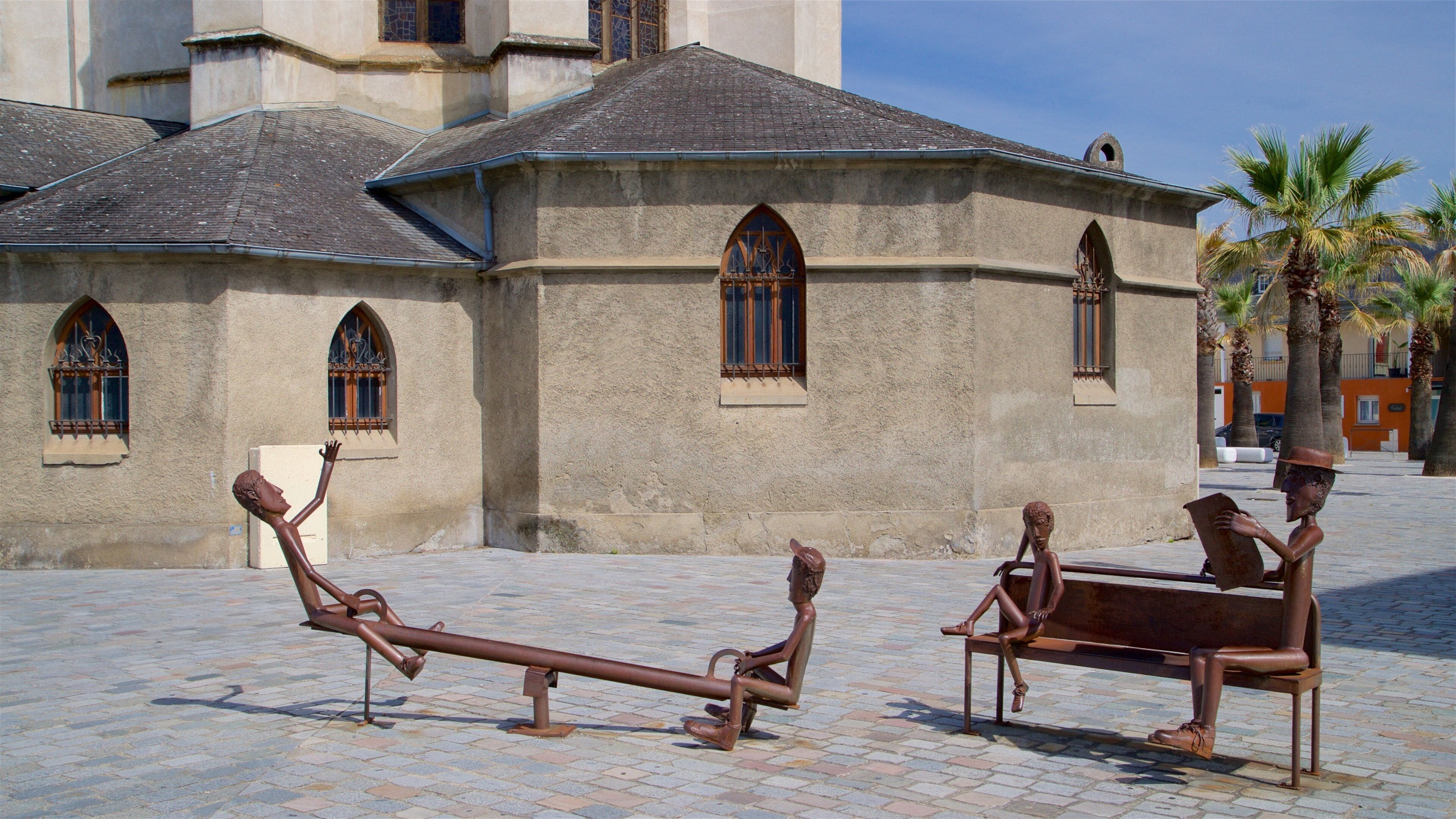 Tarbes showing outdoor art