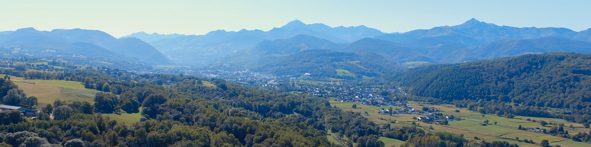 Paisagem montanhosa com uma cidade aninhada no vale.
