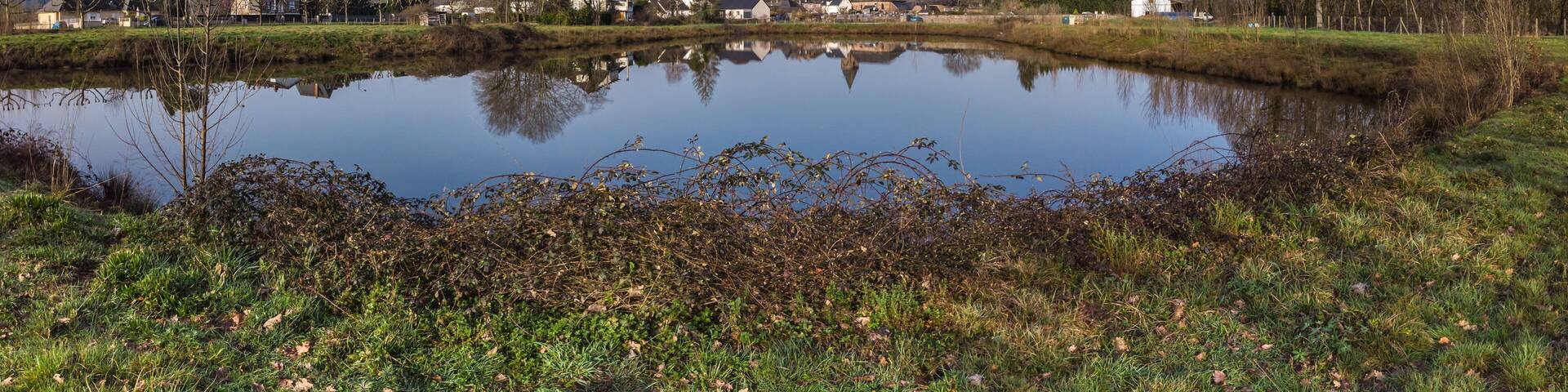 Varetz (Corrèze, France) - Vue panoramique de l'étang à l'entrée du village