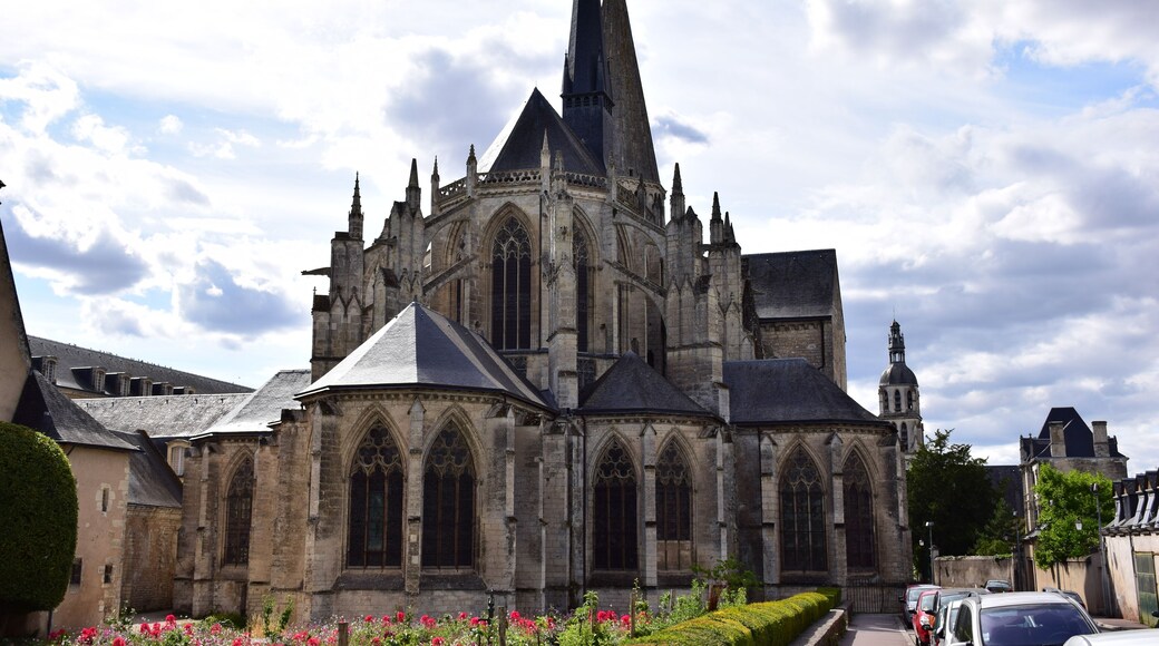 This building is en partie classé, en partie inscrit au titre des Monuments Historiques. It is indexed in the Base Mérimée, a database of architectural heritage maintained by the French Ministry of Culture, under the reference PA00098633 .