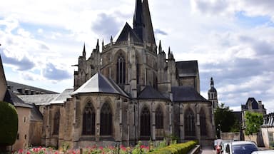This building is en partie classé, en partie inscrit au titre des Monuments Historiques. It is indexed in the Base Mérimée, a database of architectural heritage maintained by the French Ministry of Culture, under the reference PA00098633 .