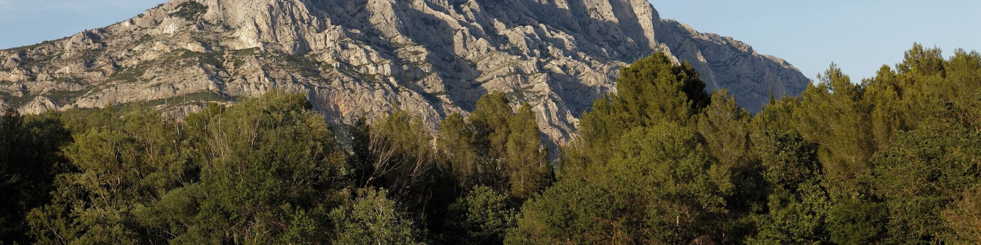 Montagne Sainte-Victoire en fin d'après-midi, vue de Beaureceuil