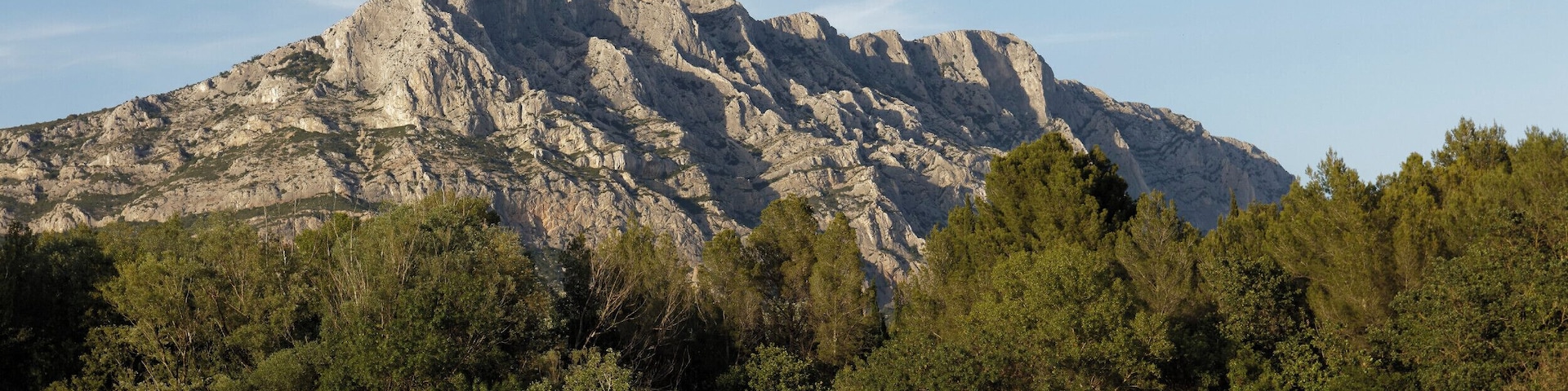 Montagne Sainte-Victoire en fin d'aprĂšs-midi, vue de Beaureceuil