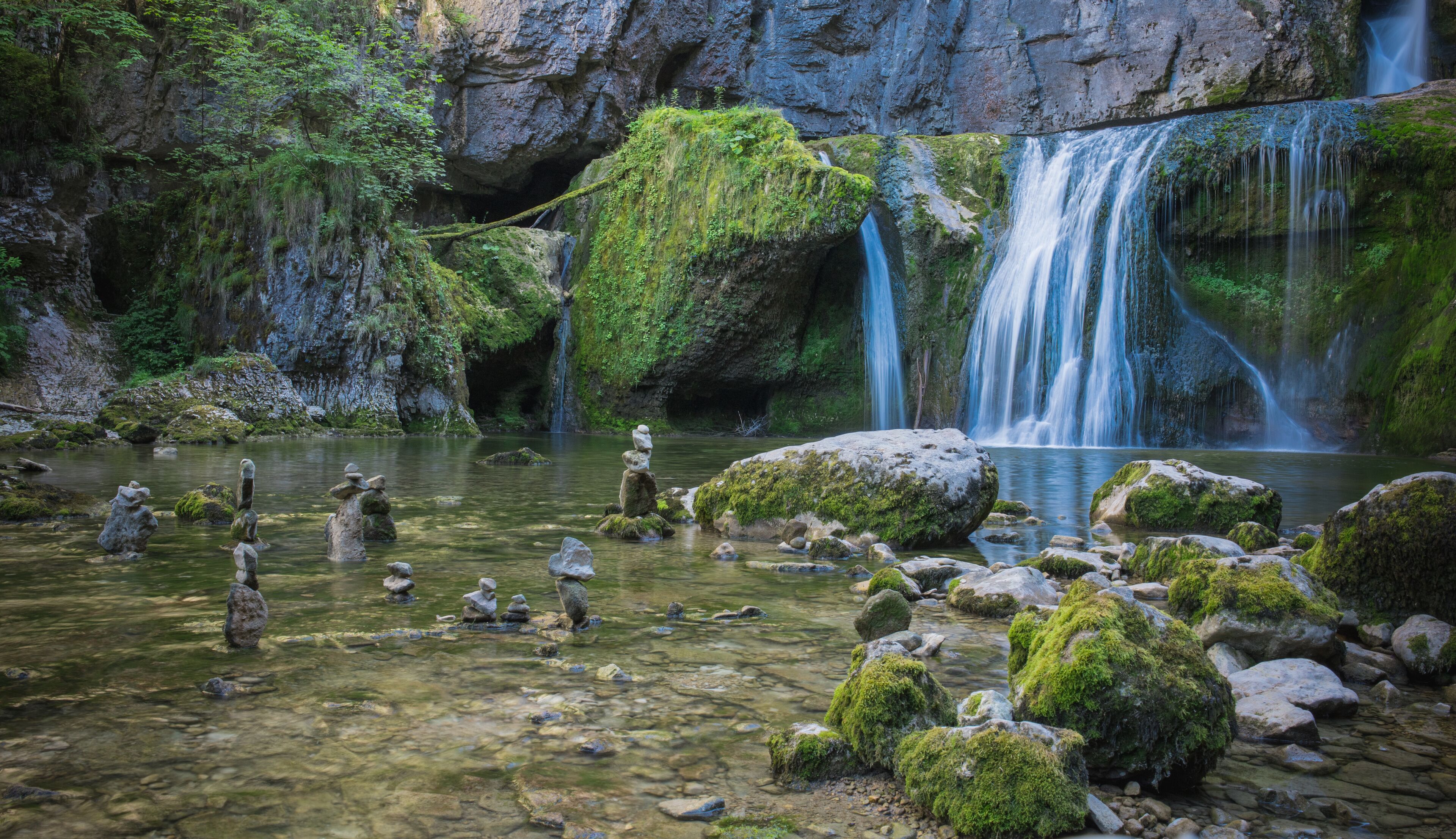 La cascade de la Billaude, aussi appelée « saut Claude-Roy », est l'un des sites les plus grandioses du Jura en France. La rivière Lemme plonge par une fissure étroite dans un amphithéâtre rocheux