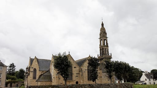 Vue de l'église Saint-Sauveur du Faou.