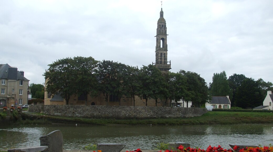 This building is indexed in the Base Mérimée, a database of architectural heritage maintained by the French Ministry of Culture, under the reference PA00089925 .