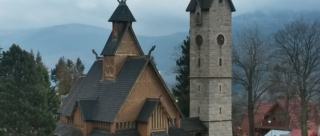 Built in XII century in Vang, Norway and moved to Karpacz in XIX century. The church is wooden and constructed without using nails.
#mountains #poland #architecture