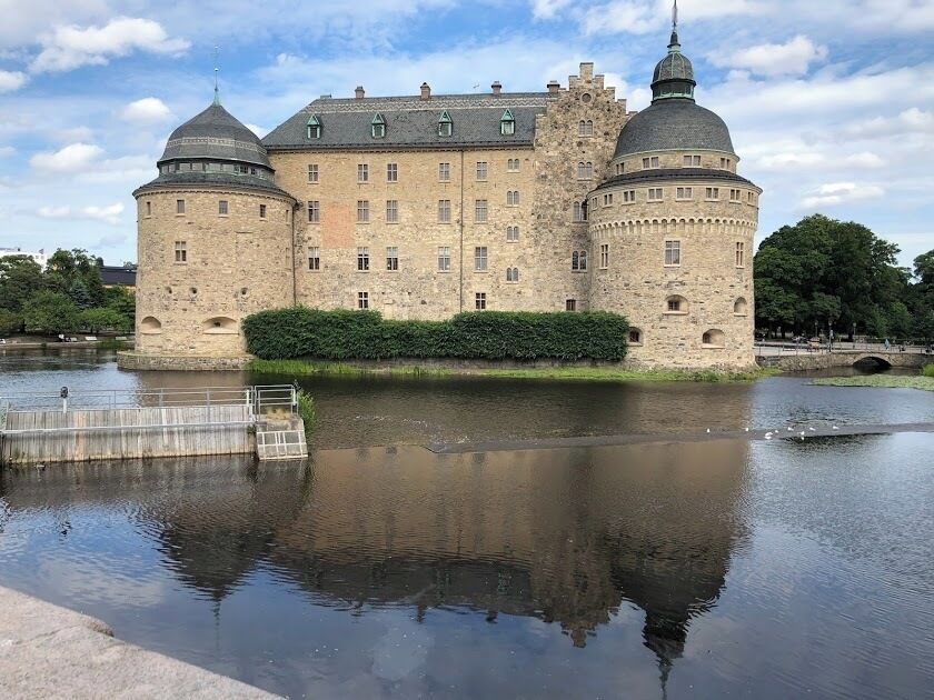 Örebro Castle is a medieval castle fortification in Örebro, Närke, Sweden. It was expanded during the reign of the royal family Vasa (House of Vasa) and finally rebuilt about 1900. The castle lies on an island in river Svartån.

#History