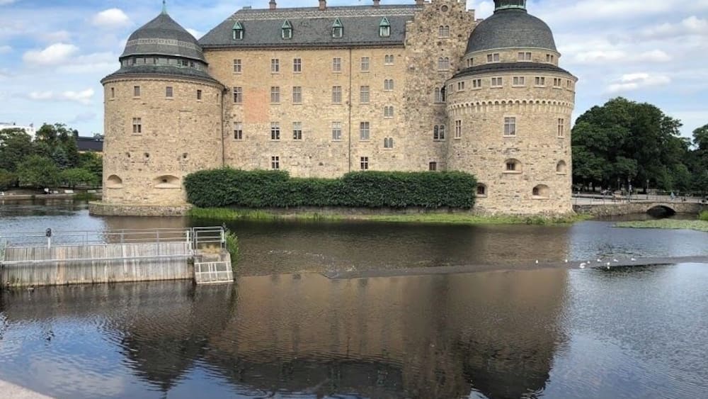 Örebro Castle is a medieval castle fortification in Örebro, Närke, Sweden. It was expanded during the reign of the royal family Vasa (House of Vasa) and finally rebuilt about 1900. The castle lies on an island in river Svartån.
#History