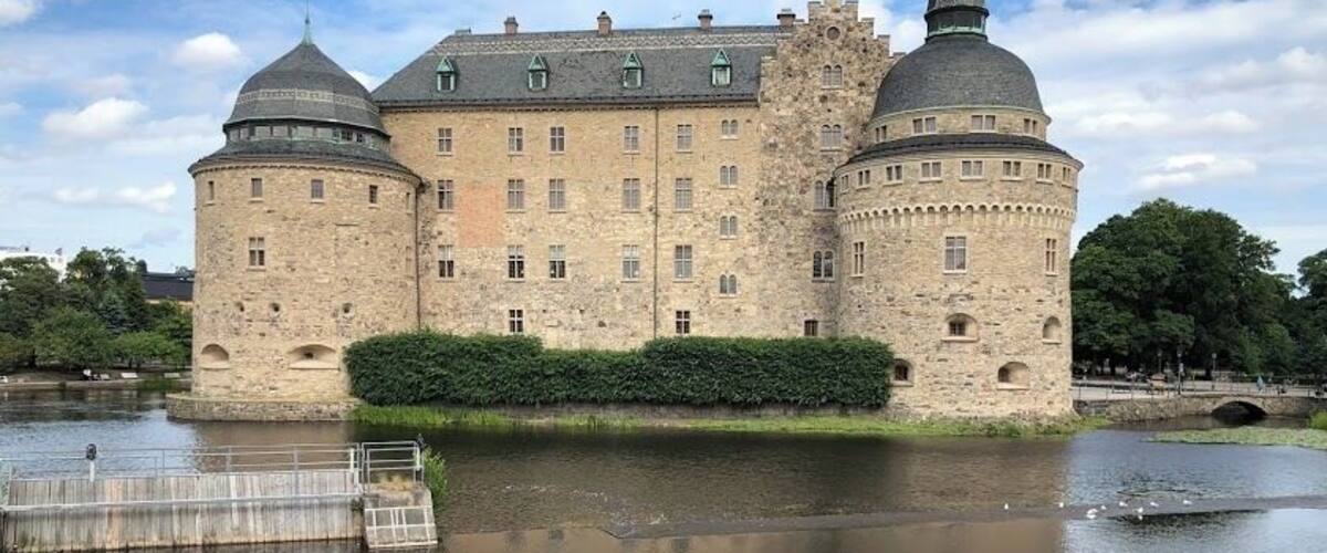 Örebro Castle is a medieval castle fortification in Örebro, Närke, Sweden. It was expanded during the reign of the royal family Vasa (House of Vasa) and finally rebuilt about 1900. The castle lies on an island in river Svartån.
#History